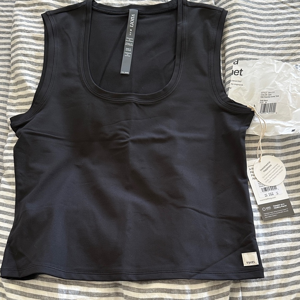 NWT Vuori Black Halo Essential Scoop Tank Medium